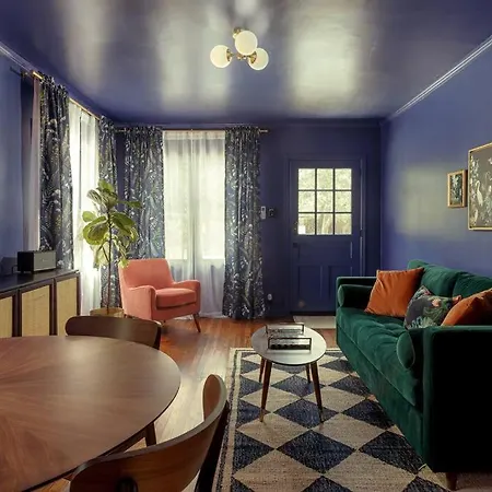 The Peacock - Artsy East Hill Getaway Villa