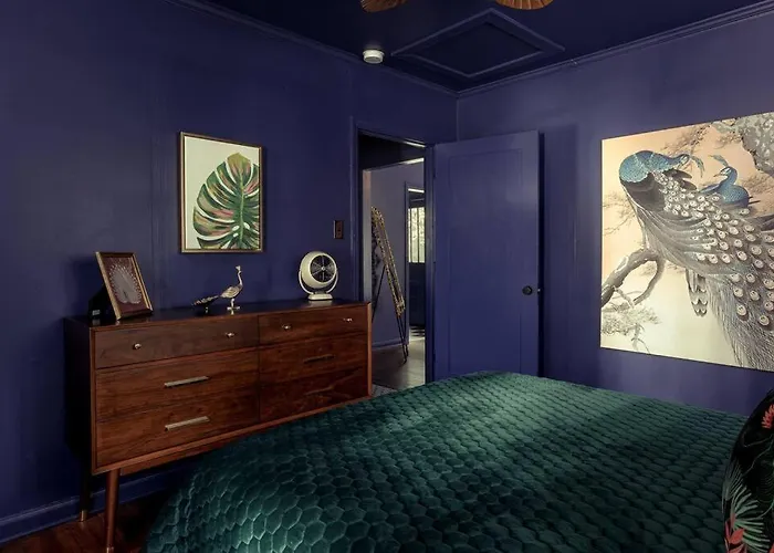 The Peacock - Artsy East Hill Getaway