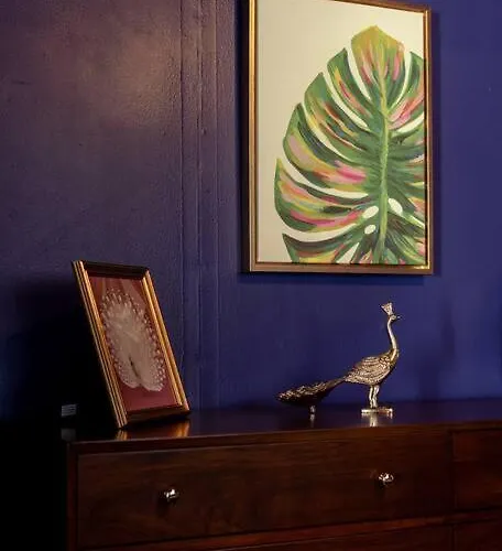 The Peacock - Artsy East Hill Getaway Villa