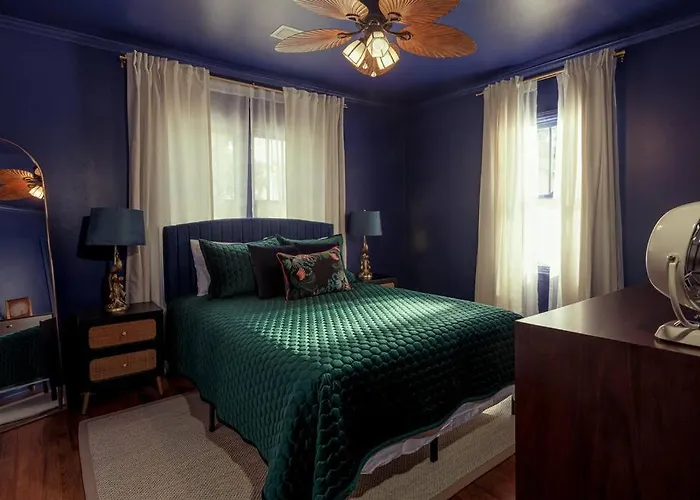 The Peacock - Artsy East Hill Getaway * Pensacola